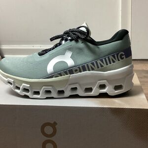 On Running Cloud Monster 2
Color: Mineral/Aloe